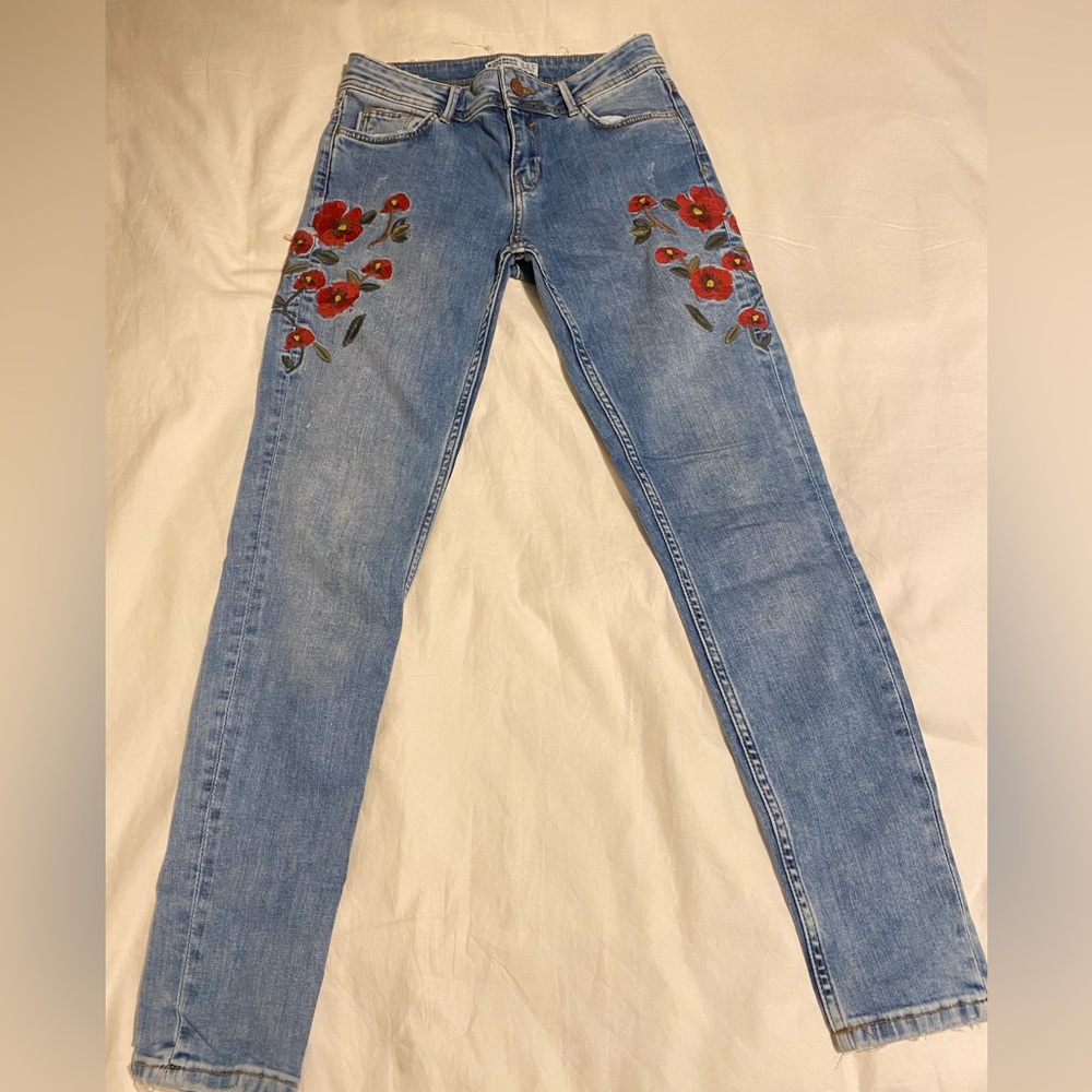 Zara denim. Flower apliques on both side of upper thighs. Size 2